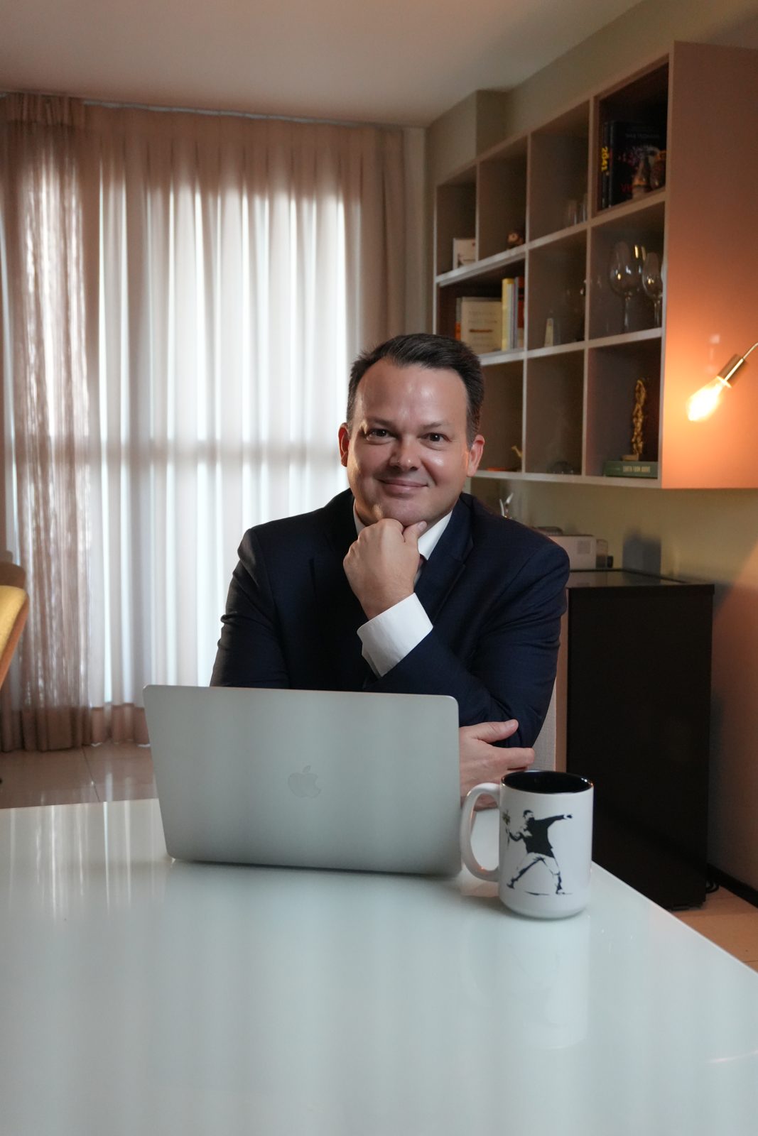 Dr. George Marmelstein em seu gabinete de trabalho